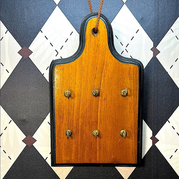 Vintage Elegant Wooden Wall-Mounted Key Holder | Gold-Tone Hooks | Classic Charm - Picture 6 of 10